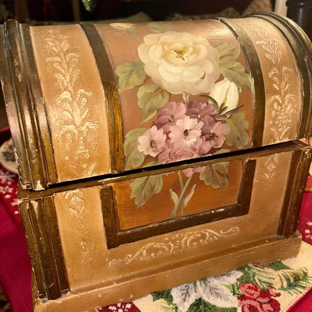 VINTAGE Floral Painted Wooden Chest - Picture 8 of 10